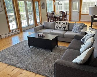 Lakehouse on beautiful Tait Lake in the wonderful town of Bancroft. - Bancroft - Huiskamer