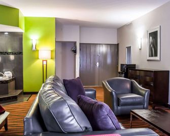 Quality Suites Fort Myers I-75 - Fort Myers - Living room