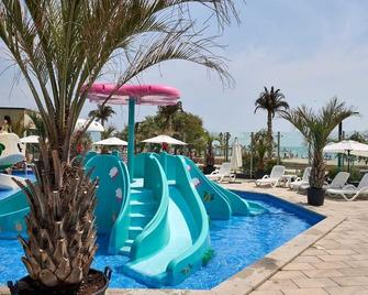Aparthotel Ella Alezzi - Mamaia - Pool