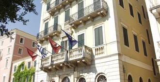 Cavalieri Hotel - Thị trấn Corfu