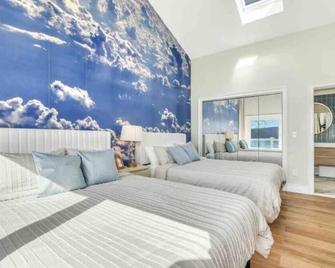 Sleeps 16! Lake, Dock, Hot Tub, Deck, Fire Pit, Grill - Brookfield - Bedroom