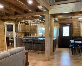 Log home on 17 Acres w/ Modern Amenities - near Frankenmuth - Birch Run - Kitchen
