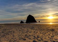 Bright, dog-friendly, oceanside home - walk to the beach & downtown - Cannon Beach - Beach