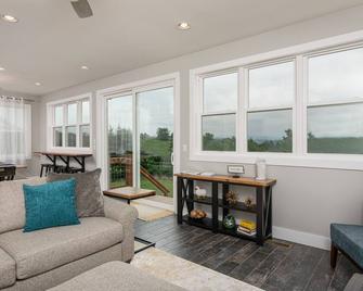 Discover 'Blue Horizon'. Cozy Home w/Wood Stove, Fire Pit, &Mtn Views @2061ft! - Marshall - Living room