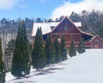 Spacious Mountain Log Cabin Mt. Airy Nc 5br - Hot Tub - Game Room - Dobson - Outdoors view