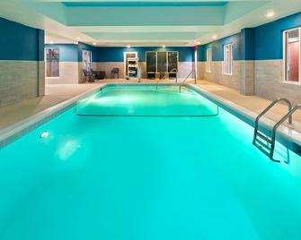 Hampton Inn & Suites Scottsburg - Scottsburg - Pool