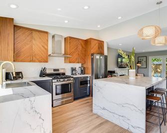 San Diego Modern Coastal View with Pool and Hot Tub - San Diego - Kitchen