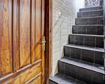 OYO Life 92785 Wisma Trubus Syariah - Tuban - Escaleras