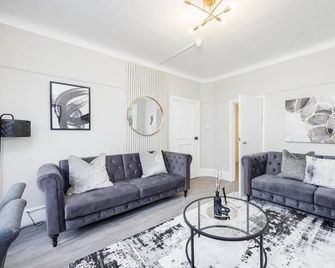 2 Bed Modern Apartment by Luxiety Stays - Southend-on-Sea - Huiskamer