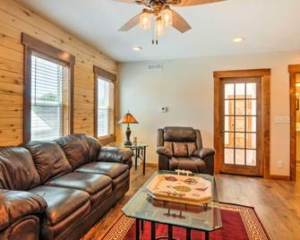 Updated Main St Apt Near Fishlake and Capitol Reef! - Salina - Living room
