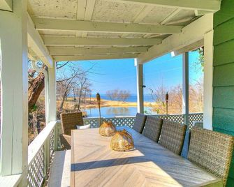 Waterfront sandy beach home 3/3 w/ Hot Tub firepit zipline private pond - Eufaula - Balcony