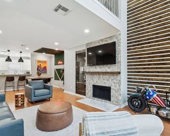 5 minutes to Downtown+Garage & Free Pkg: Near Med Ctr & NRG Stadium - Houston - Living room