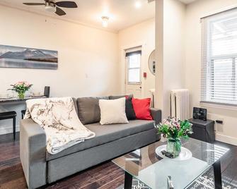 Cozy 1BR Condo on James Street North - Hamilton - Wohnzimmer