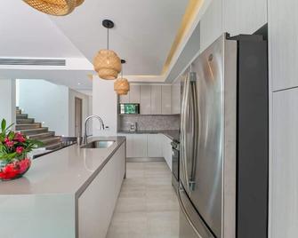 Marlin Villa #10 - West Bay - Kitchen