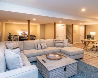 Spacious 4 Bedroom West Tisbury Retreat With Lamberts Cove Pass - West Tisbury - Sala de estar
