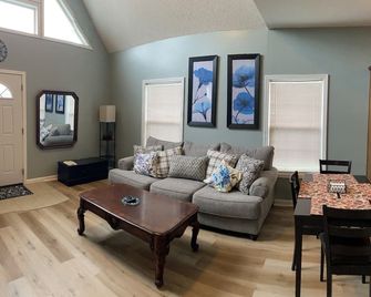 Greentown Comfort- King bed, full kitchen, pure water! - Greentown - Living room