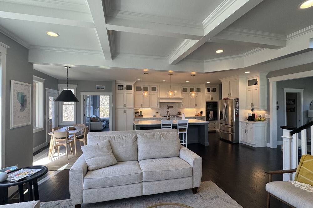 Modern farm house escape. Family friendly, spacious, and quiet! - Bloomington - Living room
