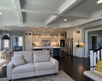 Modern farm house escape. Family friendly, spacious, and quiet! - Bloomington - Living room