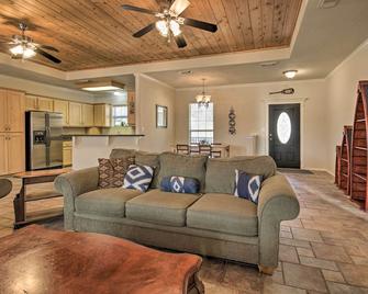 Lakefront Home: Marina & Sports Court Access! - Coldspring - Living room