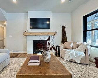 The Oaken House on Otter Tail Lake - Sandy Beach, Sauna & Pickleball! - Battle Lake - Living room