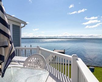 A Cottage on the Bay: Adorable Lakeside Cottage Near Geneva - Geneva - Balcony