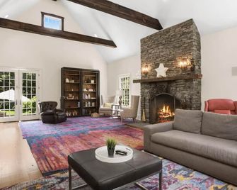 Summer estate close to NY, NJ, MA w heated pool sleeps 16+ - Fairfield - Wohnzimmer