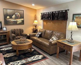 Rustic Death Valley Lodge Home 3Bd2 Ba Pool Fire pit - Pahrump - Вітальня