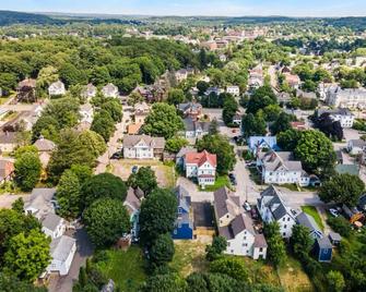 Fully Furnished 1st Floor Retreat, Comfort Awaits - Lewiston