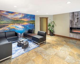 Travelodge by Wyndham Golden Sportsman Lodge - גולדן - לובי