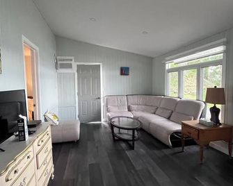 Lakefront Cottage #6 -Close To Sandbanks - Lake Consecon Resort - Prince Edward - Living room