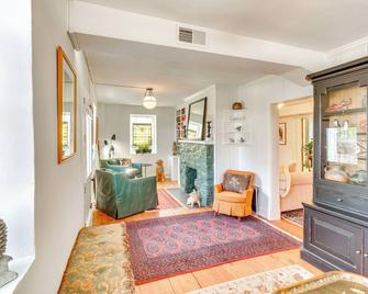 Cottage with Furnished Patio and Garden Dtwn Leesburg - Leesburg - Living room
