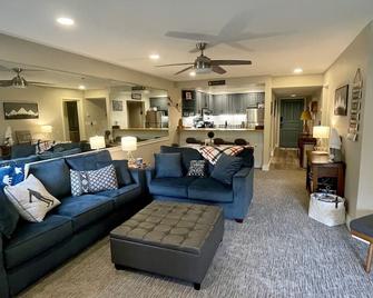 Ski in/ski out condo at base of Stratton village - Stratton - Phòng khách