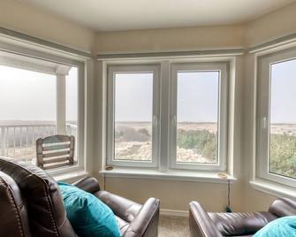 Dog-friendly oceanfront condo with electric fireplace - walk to the beach - Long Beach - Living room