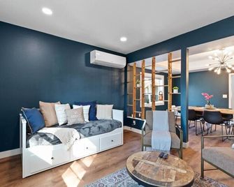 Stylish Escape with Hot Tub and Cozy Living Space - Inviting Retreat - Spokane - Living room