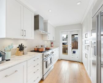 Mountain Views, 6 Bedroom, Patio, BBQ, Centrally located and Near Downtown - Vancouver - Cuisine