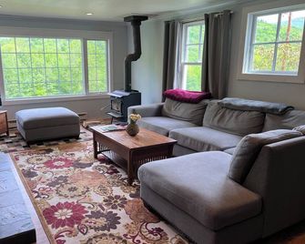 Cozy 3 bedroom house on 16 quiet acres, Mtn views, Close to Manchester - Sandgate - Sala de estar