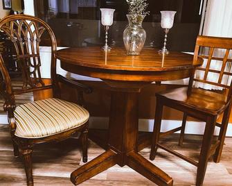 Lakeside Artist Retreat minutes from Elon U, Gboro & RDU! Pvt beach, deck & more - Burlington - Dining room