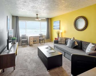 Beachfront Suite - Second Floor - Sleeps 4 - Pool and Sauna - Lincoln City - Stue