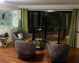 Forest Setting, Pool, Cabana, Large bath, Netflix/Foxtel/Wifi, King Size Bed - Willow Vale - Piscina