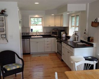 Charming Cottage - Walk to Beach and Dock Square in the Port - Kennebunk - Kitchen
