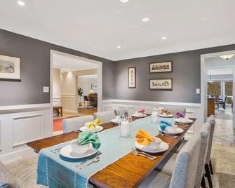 Gorgeous Creek Side Ranch-Style Estate With Dock - Grasonville - Dining room