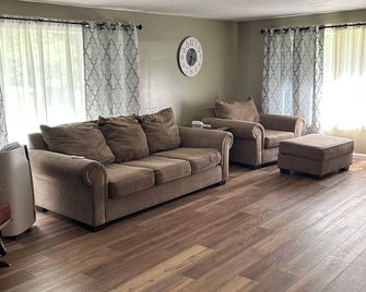 Cozy Connection near downtown Warren - Warren - Living room
