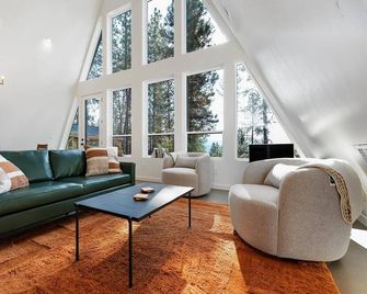 /\ frame · breathtaking · view · luxurious · romantic - Garden Valley - Living room