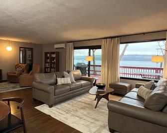 Seneca Vista: rural lake home on Seneca lake, large yard, private lake access - Dundee - Living room