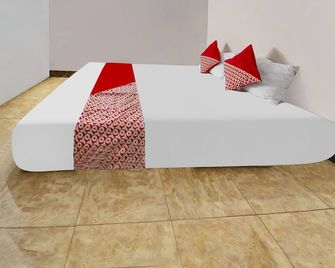 OYO 홈 91134 데사 위사타 테빙 링가 - 똘릉아궁 - 침실