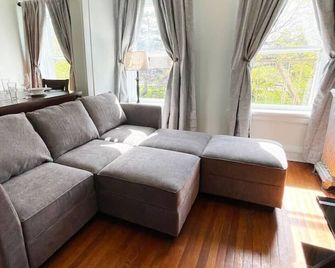 Stylish Hotel Style Suite in Geneva's Uptown Row - Geneva - Вітальня