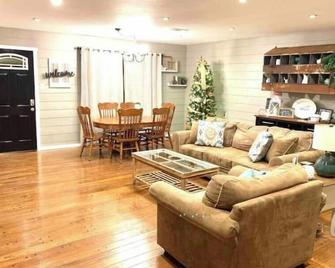 Bison Hall 2, no cleaning fee, 1 block from Harding - Searcy - Living room