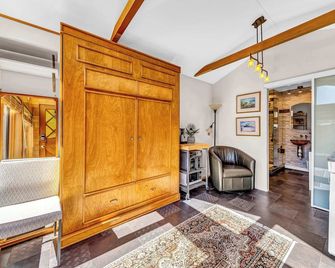 Snuggle Inn - A Romantic Retreat - Carmel-by-the-Sea - Living room