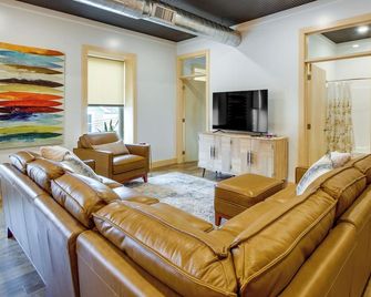 Downtown Millersburg Retreat w/ Sleek Interior! - Millersburg - Wohnzimmer