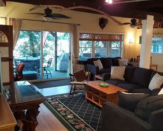 5-bedroom vacation home 5 minutes from historic Charlestown - Perryville - Sala de estar